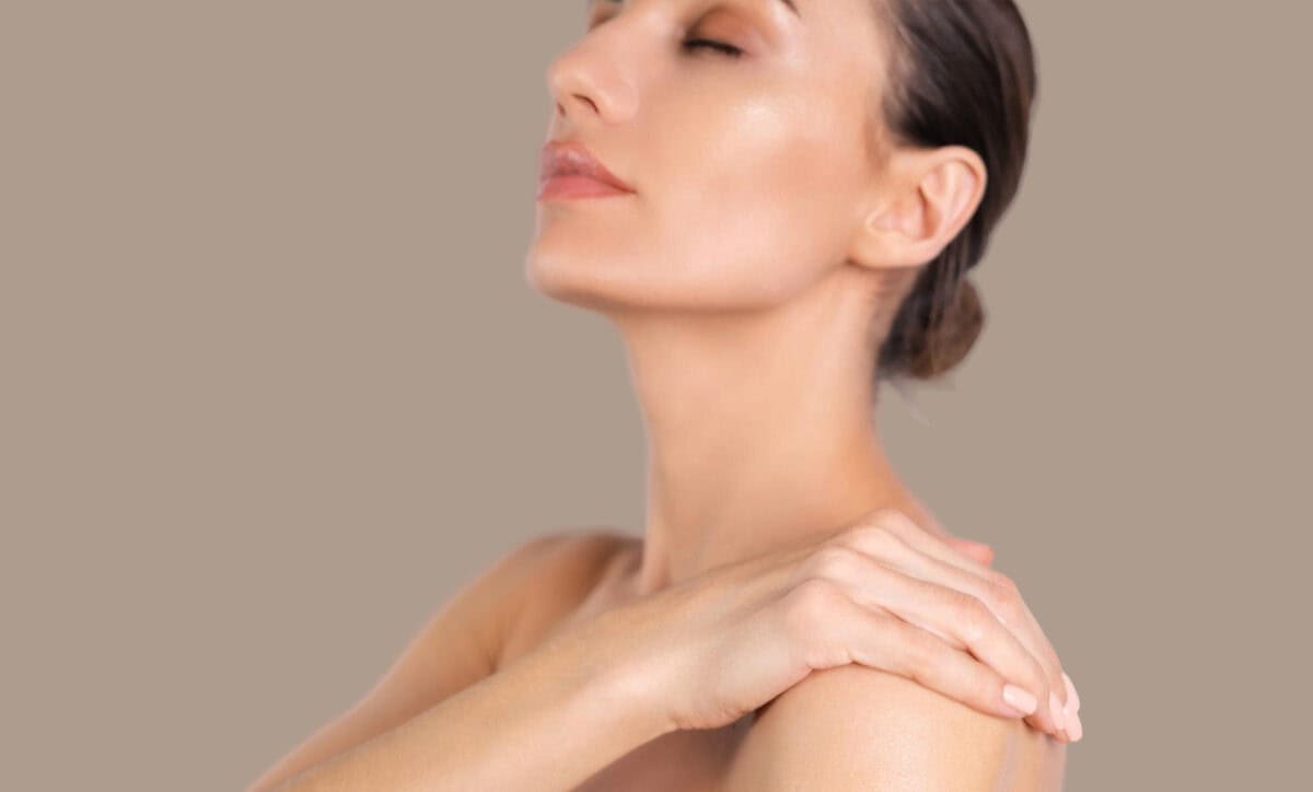 Woman showing the neck and upper shoulder area associated with TrapTox treatment